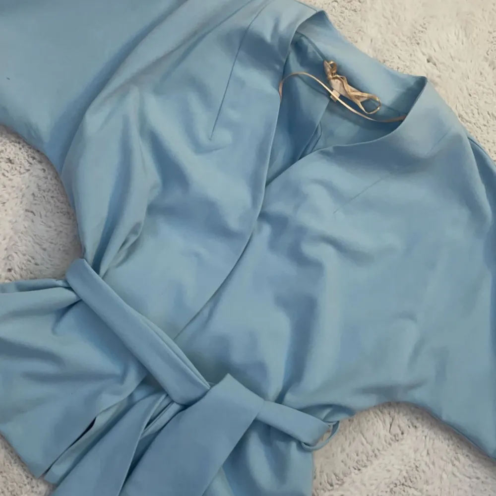 En fin ljusblå blus från Pernilla Wahlgrens kollektion. Köpt på ullared, storlek XS. Använd endast ett fåtal gånger, säljer pga att den inte kommer till använding.. Blusar.
