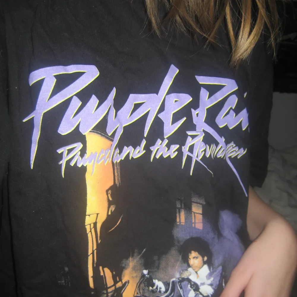 purple rain t-shirt, storlek S men ganska oversized på mig som är XS/S, köpt på plick. T-shirts.