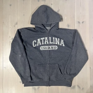Vintage zip hoodie - En riktig skön och snygg zip! Skicket är slitet men det hör till dess karaktär speciellt med tanke på åldern. Den har ingen storleks lapp men sitter som en L enligt mig!