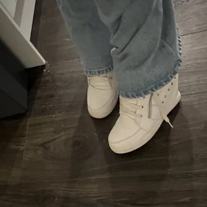 Isabel marant inspirerade  - Ett par fina skor med vit kilklack. Endast använda en gång och köpta för några månader sedan. Liknar isabel marant skorna med inbyggd klack och är väldigt lätta att gå i😊pris kan eventuellt diskuteras