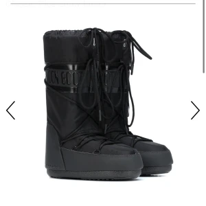 Svarta moonbots - Helsvarta moonboots storlek 38! Köpta förra året använda kanske 2 gånger. Så snygga och sköna men kommer tyvärr inte till användning då det bara regnar där jag bor. 1800 svenska kronor i nypris, köpta på mytheresa