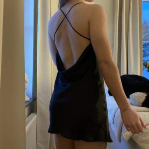 Jätte fin siden klänning med öppen rygg från Zara. Aldrig använd! Perfekt nyårs klänning 🖤