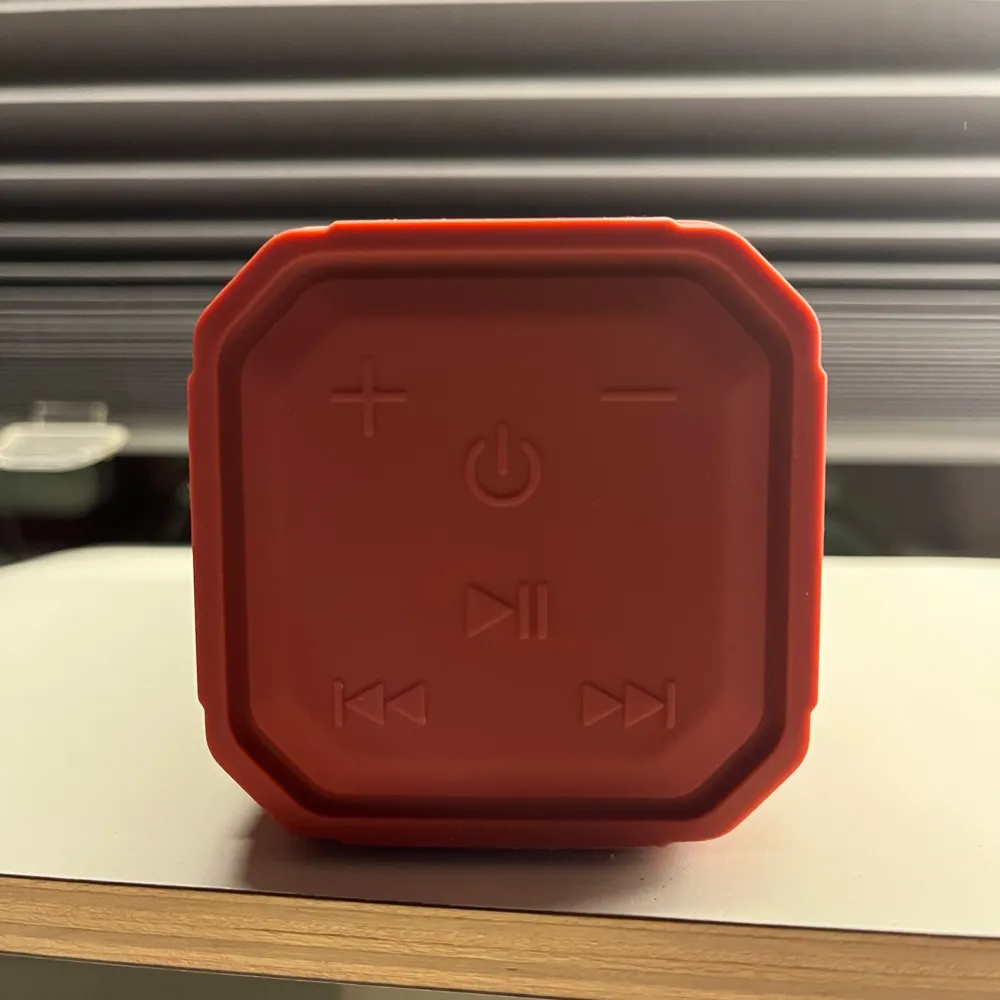 Amazing condition speaker with charger red colour with audio that can fill up an entire house depending on the devices volume output that is connected to the speaker. Has latest Bluetooth connection and is a excellent Christmas gift. Only few months old. . Övrigt.