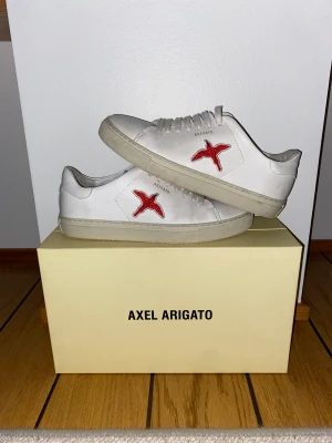 Axel Arigato  - Hej säljer mina gamla Axel Arigato skor som är i bra skick,
