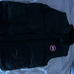 Canada goose väst  - Säljer min canada goose väst. Priset går o diskutera.
