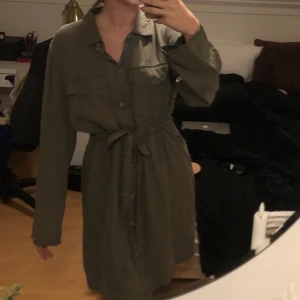 Långärmad klänning - En långärmad militärgrön klänning från Gina tricot! Använd två gånger så i princip nyskick!  Köparen står för frakt💕 pris kan oftast diskuteras och kan ge paketpris så kika gärna in de andra jag säljer