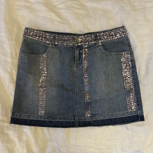 Kjol med paljettdetaljer! - Sjukt snygg kjol med paljettdetaljer, aldrig använd, ny utan prislapp. Tyvärr inte kommit till användning då den sitter lite stort på mig..