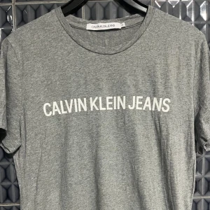 Calvin Klein t-shirt  - Säljer denna i strl M, säljer för 250kr nypris runt 400-500kr☺️