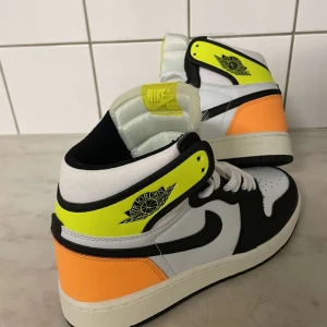 air jordan 1 skor - hej, jag säljer mina nya oanvända skor, storlek 39, säljer pågrund av jag inte använder den.