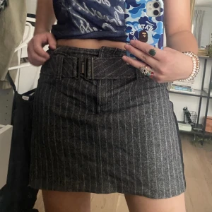 Grå kjol - Snygg kort kjol med ränder och bälte! Storlek 42, passar M.