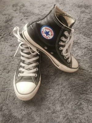 Converse skinn - Stl 36 22,5 cm I bra använt skick🤩 