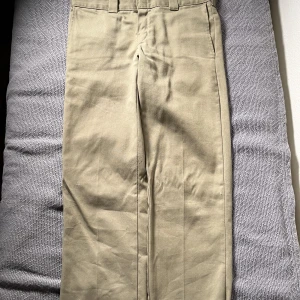 Dickies 873 slim straight work pant - Dickies 873 skick 7/10 lite ”noppriga” på höger sida för där har man haft brädan län 🤞  Priset går alltid att diskutera!