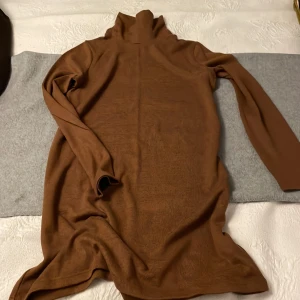 TrikåKlänning  - Mellanlång trikåklänning, polokrage, Långärmad, använd fåtal ggr , 80% viskos 15% polyester , secondhand, fintskick.