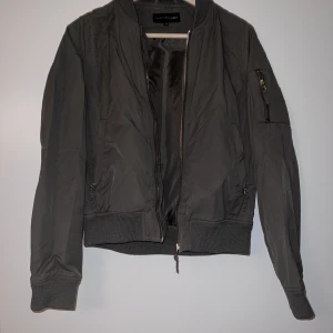 Bombarjacka - Militärgrön, från kappahl