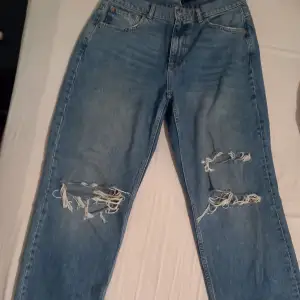 Mörkblåa ripped jeans från Gina tricot. Jätte snygga och nästan aldrig använd!💕
