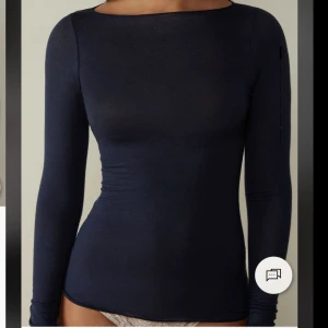 Intimissimi tröja  - Säljer denna populära intimissimi tröjan som är slutsåld. Färg marinblå, storlek s. 