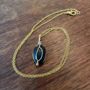 Halsband av obsidian, guldpläterad ståltråd och guldfärgad kedja