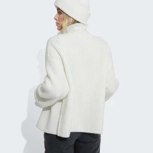 Stickad tröja med dragkedja - Säljer en stickad vit tröja med dragkedja från BikBok. Priset på hemsidan är 499 jag säljer för 229 kr. Kontakta för intresse💕 