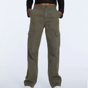 Cargo pants - Cargobyxor från stradivarus i str 38, gröna