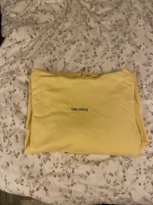 Les Deux Hoodie - Använd en gång, nyskick. Endast skrynklig. Storlek S, nypris 1200kr. Köpare står för frakt endast Swish.  Pris kan diskuteras.