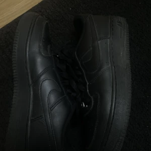 Nike Air force 1s BLACK - använda sparsamt fåtal ggr, inga defekter alls! säljer endast då dem aldrig kommer till användning längre. köpta för 1100 org pris. Fler bilder vid intresse ( pris vid snabbköp kan diskuteras) ! 💓
