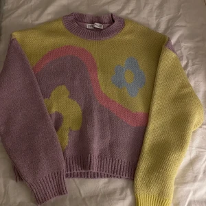 Zara tröja  - Säljer min oanvända stickade tröja från zara. Frakten blir 69 kr och ingår inte i orginalpriset!  🫶🏼🫶🏼