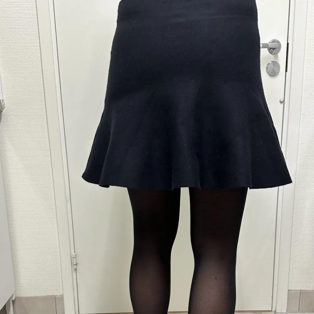 Säljer denna kjol från zara. Den är stickad och väldigt skön att ha på sig. ❤️‍🔥 köptes för två årsedan men endast använd några gånger! . Kjolar.