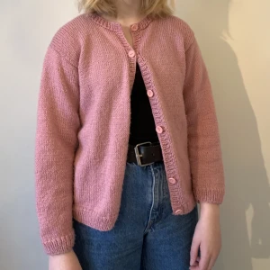 Rosa stickad kofta - Köpte secondhand, men var lite kort i ärmarna. Troligtvis hemmastickad (?), men riktigt fin. Pris är förhandlingsbart 