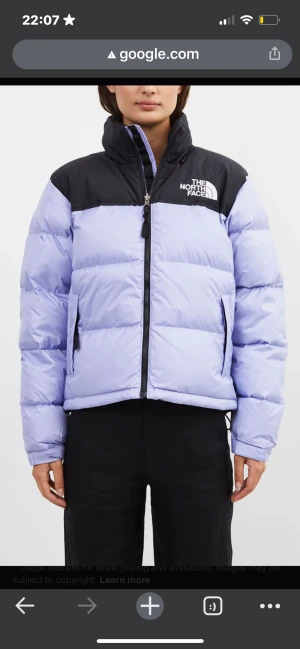 north face puffjacka   - north face puffjacka i färgen lavendel storlek Xs men passar S. Den är i bra använt skick!!  köpte för ca 3.500kr  säljer pga kommer inte till användning 