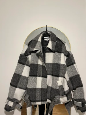 Supersnygg jacka  - Superfin jacka nästan oanvänd 