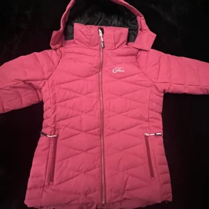 Skidjacka och skidglasögon - Rosa fodrad skidjacka samt rosa skidglasögon i storlek 158/164, XS. Jag är 20 år och 158 cm lång och den passar mig. Endast använd 2 gånger så att skicket är som nytt. Skidglasögonen är från Smith och kommer i en dustbag, även dessa i bra skick utan repor