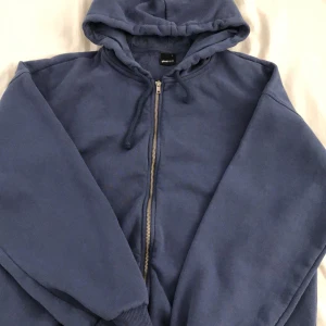 Zip up hoodie blå - Mörkblå zip up från gina tricot snygg oversize.💙
