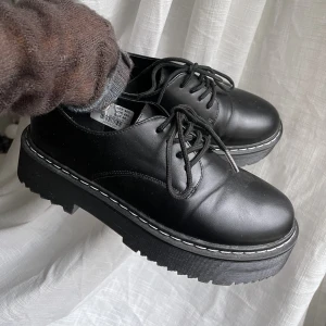 Svarta låga boots - Snygga oanvända low boots som ser ut som Dr. martens. Helt nya från skopunkten.