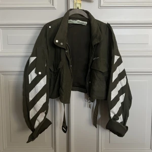 Off white jacka - Military green diagonal cropped jacka från Off white. Storlek 40. Passar olika storlekar beroende på om du vill att jackan ska vara mer eller mindre oversized. Bra skick!🤩