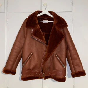 Skinnjacka, nakd - En mörk röd skinnjacka, Storlek 36 Använd 1 gång