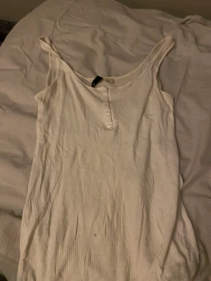 Linne med knappar - Ett jättefint ribbat linne med knappar högst upp❤️köpte secondhand för 40kr