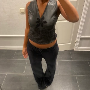 Vintage topp i läder och ull - Säljer denna vintage topp i läder och ul, jag i nyskick köpt för 550kr! Ser blå ut på bilden men är svart. 
