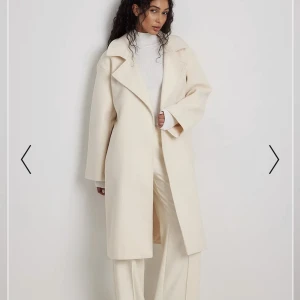 NAKD kappa naturvit  - Otroligt fin kappa helt i nyskick endast testad men som tyvärr var för stor för mig :( Nypris 1299 kr 💖 