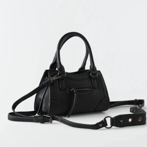 Handväska  - slutsåld handväska från Gina tricot. använd ca tre gånger. har dock slängt de långa bandet då jag tyckte de var snyggare utan. nypris 399kr