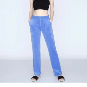 Classic Velour Del Ray Pant ( juicy couture ) - INTRESSEKOLL på mina juicy couture byxor. Strl XS & är köpta i slutet av sommaren på juicys egna hemsida. Lite för långa på mig som är ca 162cm lång. Fint skick. Byxorna är i färgen Regatta. Köpta för 1100kr, bud från 800. Kom privat för egna bilder. 💞💞