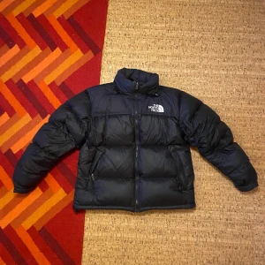 The north face jacka - Säljer den pga kommer inte till användning, fler bilder kan skickas om önskas:) jackan är i jätte bra skick