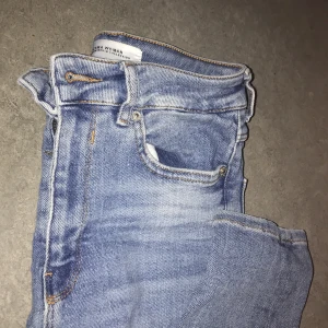 Zara jeans  - Zara Jeans från Woman avdelningen. De är små så skulle passa perfekt till en 34 och en väldig smal 36 tjej. 