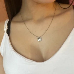 Edblad klöverhalsband - (Obs kan frakta för 15 kr!) Säljer detta fina oanvända klöverhalsband i silver från edblad! Fick det i present men har tyvärr inte kommit till användning 🤍 Ni ser loggan på andra bilden. Nypris på hemsidan är 349kr och jag säljer detta för 200kr+frakt! 💘