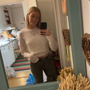 Säljer vit tröja från Gina tricot - Säljer nu min vita tröja från Gina tricot jätte fin om man har ett linne under eller så, men kommer tyvärr inte till användning, använd några få gånger, fint skick, skriv privat för fler bilder 