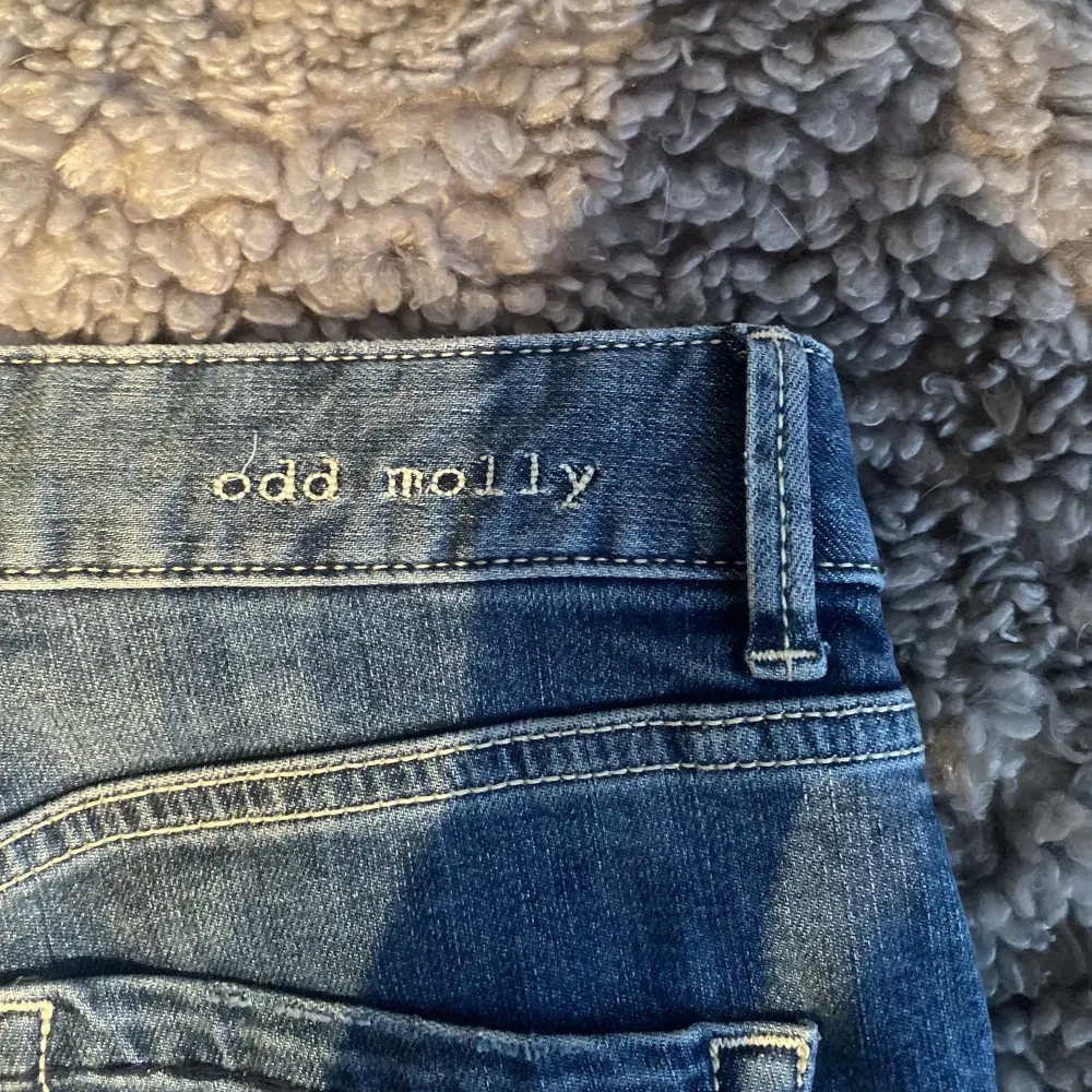 Jag säljer dessa jätte fina Odd Molly jeansen i strl W27 Dem har slit nere i benen och är även lite fransade💞 Dem är stretchiga i materialet och väldigt sköna🫶🏼 Dem är testade en gång och är i bra skick😍 Hör av er för mer information samt hur dem sitter på. Jeans & Byxor.