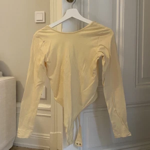 Body NA-KD - Gul body från Nakd med öppen rygg, strl S 💛