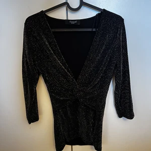 Glitter topp - Topp från sisters point. Stl s Sparsamt använd Glittrar, sticks inte och inte lika urringat på.