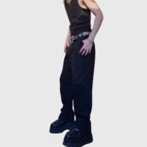 Rhinstone byxor - Jätte feta baggy jeans med rhinestones  Skriv för mått eller andra frågor  Pris kan alltid diskuteras:) 