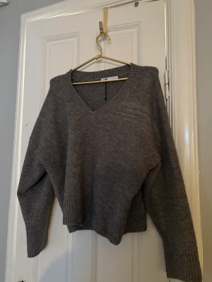 Stickad tröja zara  - Stickad grå tröja från zara. Köpt denna höst/vinter. Storlek 38😊 