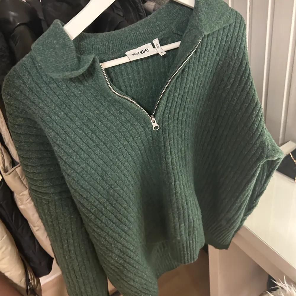 Säljer en helt utsåld mörkgrön piké tröja från Weekday. Använd väldigt fåtal gånger, och är i perfekt skick! Överlag jättemjuk och varm💗nypris: 590kr. Tröjor & Koftor.